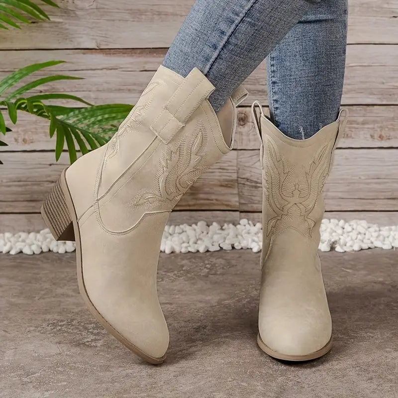 Ponadczasowe Kowbojki na Obcasie – Styl Vintage