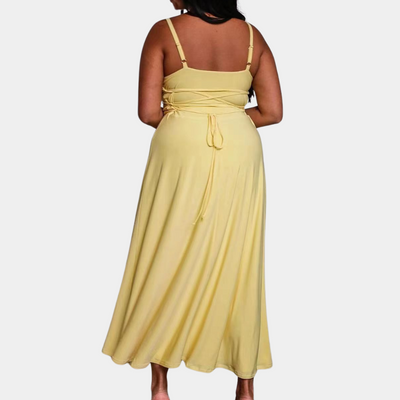 Elegancka maxi sukienka podkreślająca kobiecy styl