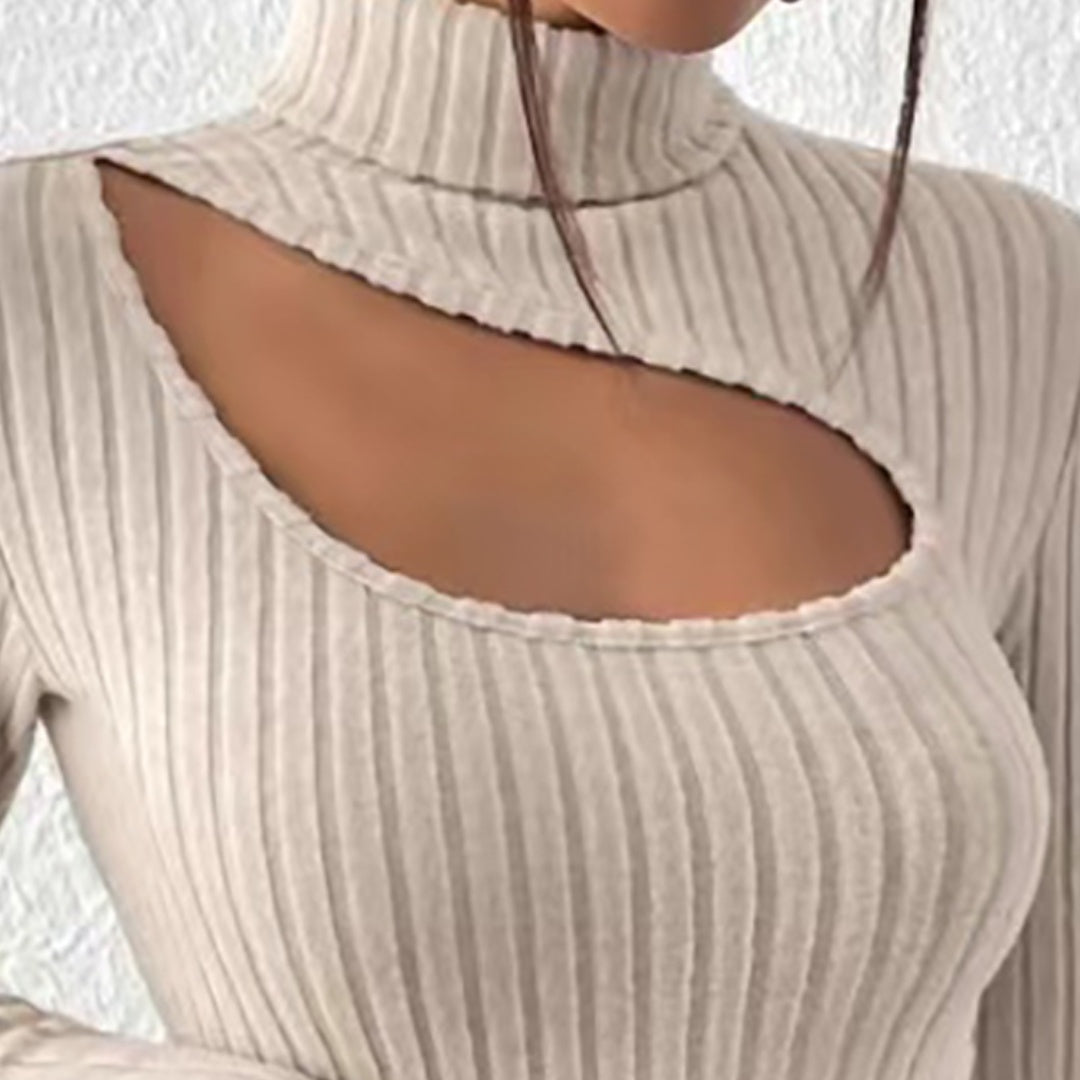 Sweter z Wysokim Kołnierzem - Przód z Wycięciem