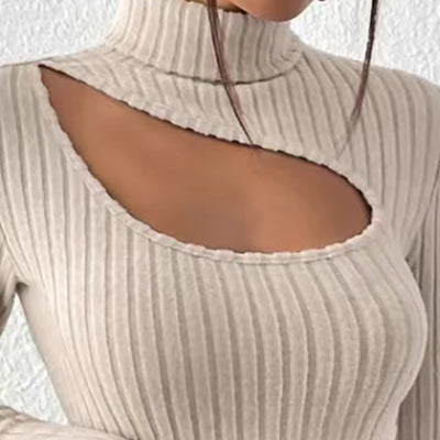 Sweter z Wysokim Kołnierzem - Przód z Wycięciem
